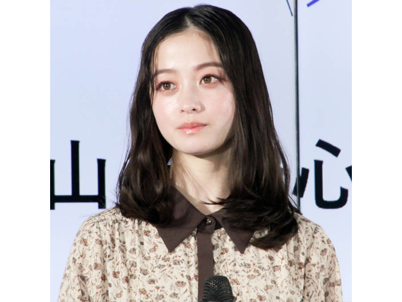 橋本環奈、真剣な眼差しの『天久鷹央の推理カルテ』オフSHOTに「凛々しくて可愛い」「どの角度も最高」の声