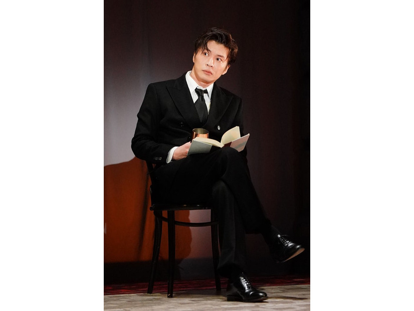 田中圭「陽気な幽霊」初日公演より（提供写真）
