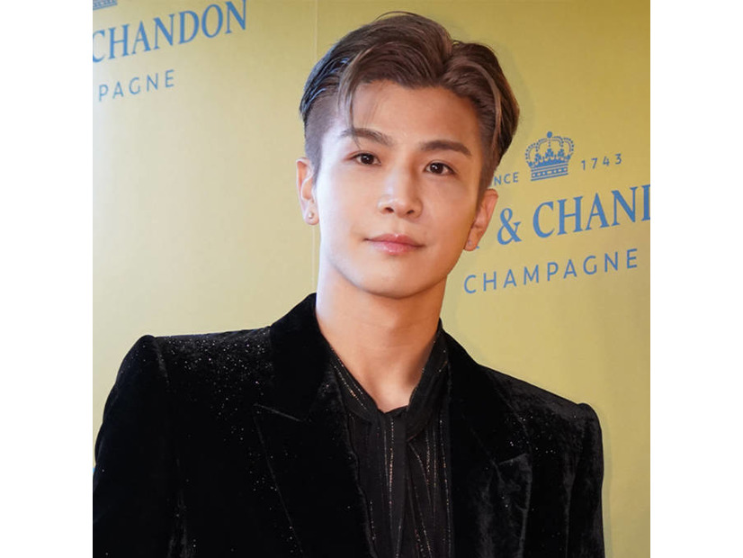 岩田剛典、金髪×派手柄シャツのNEWアー写にファン悶絶「チャラ感最高」「瞳に吸い込まれそう」