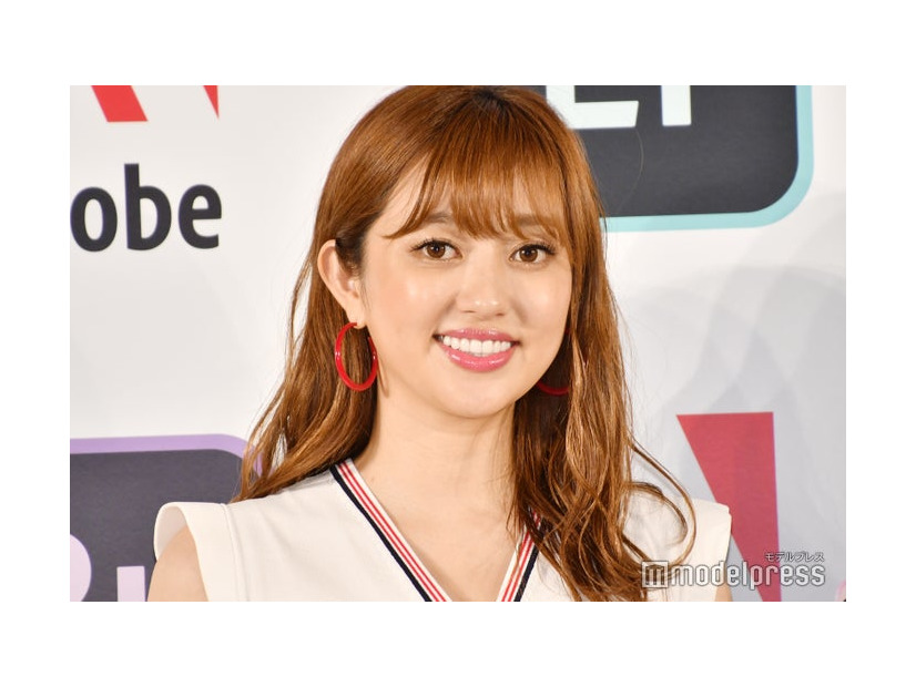 ロングヘアの菊地亜美（C）モデルプレス