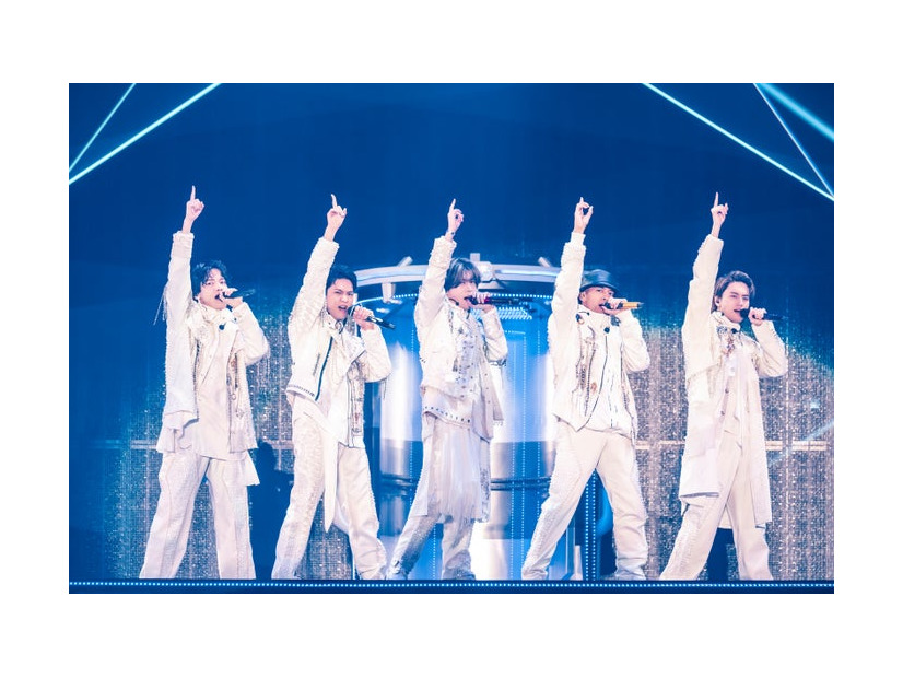 カプセルから登場したAぇ! group「Aぇ! group LIVE TOUR 2025 D.N.A」横浜アリーナ公演より／撮影：田中聖太郎（提供写真）