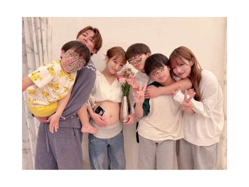 第5子妊娠中の辻希美、ふっくらお腹を見せた家族集合SHOT公開「幸せ過ぎる母の日でした」