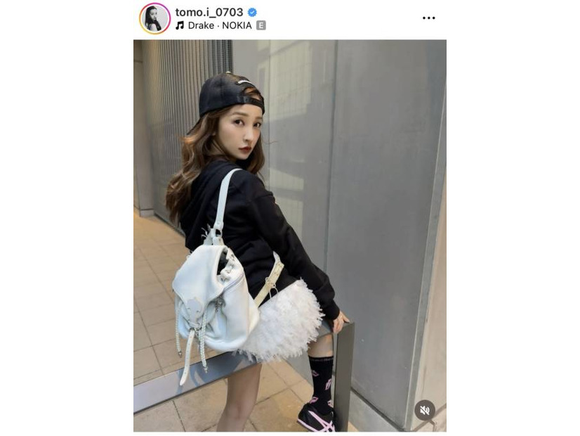 板野友美、美脚の“クロムハーツ”コーデにファンうっとり「足ほっそおおお」「めちゃ綺麗」