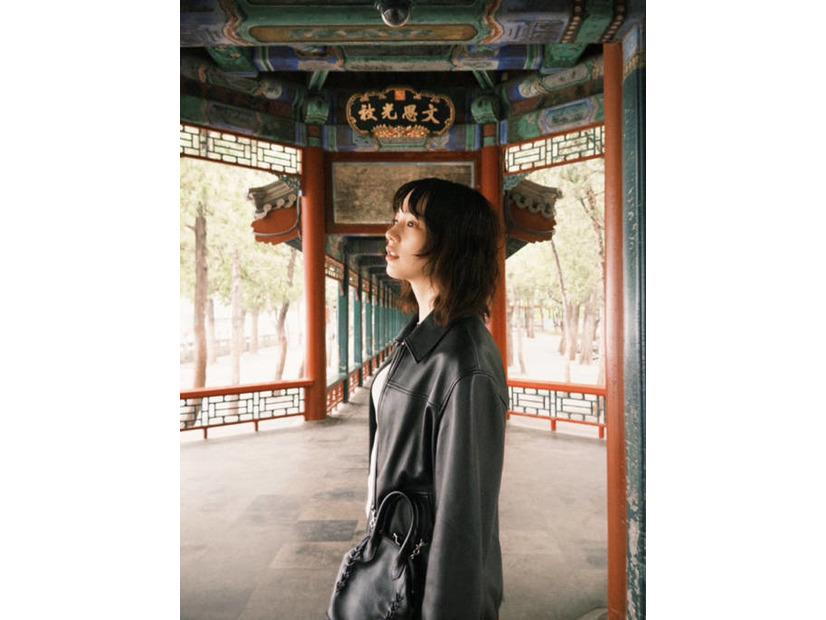 のん、黒ジャケットをクールに着こなした中国旅の思い出SHOTに反響「良き」「超キマっててカッケ～」