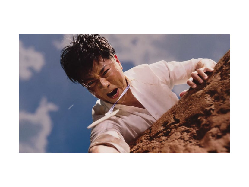 ケイン・コスギ／新WEBCM「クライシス」篇より（提供写真）