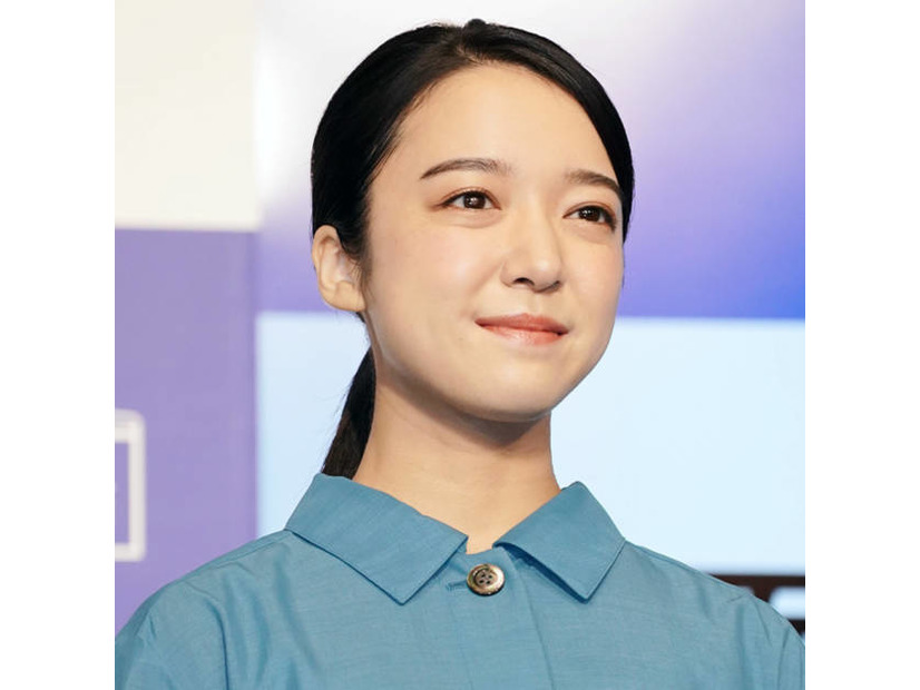 上白石萌音、透明感あるワンピースSHOTにファンうっとり「凄くお似合い」「笑顔も素敵」