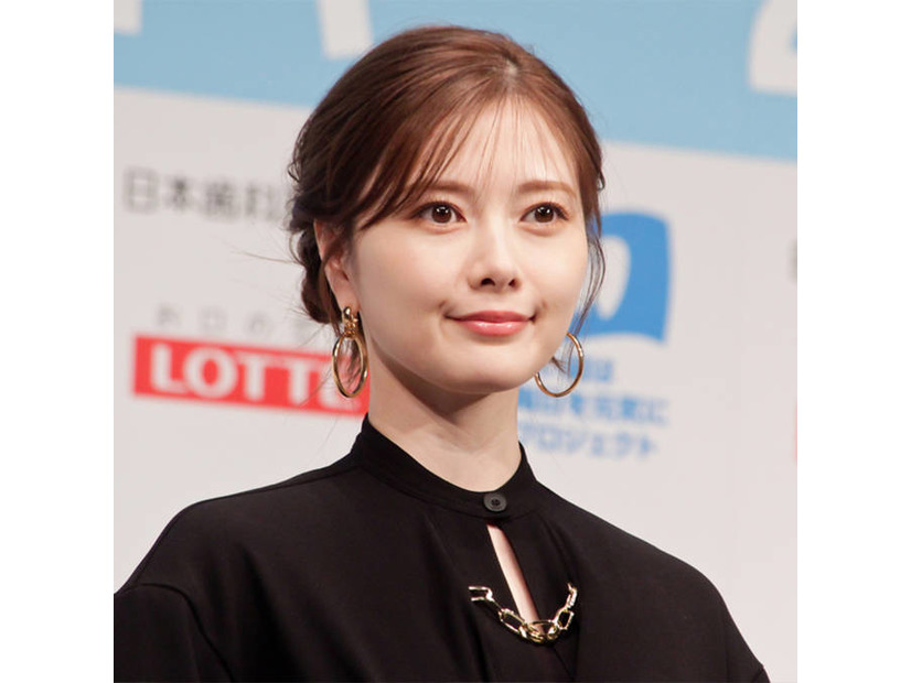 白石麻衣、夏先取りのヘルシー肌見せコーデにファンうっとり「反則級の美しさ」「すごい透明感」