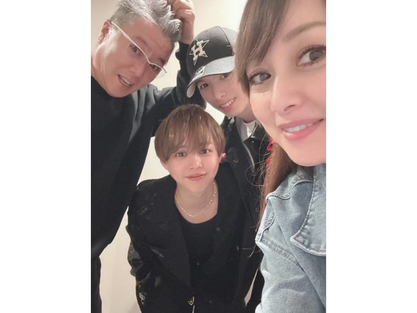 渡辺美奈代、夫＆イケメン息子たちとパシャリ！家族4SHOTに「美男美女」「素敵なファミリー」の声