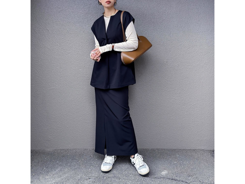 体のラインが出にくい！ダンボール素材ジレ×スカートのセットアップ風スタイル【40代の毎日コーデ】
