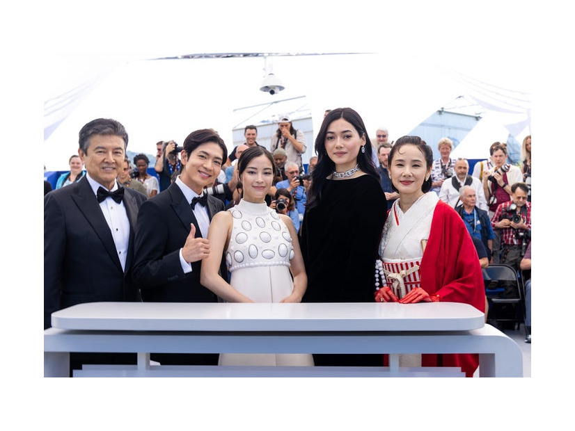 三浦友和、松下洸平、広瀬すず、カミラ・アイコ、吉田羊／カンヌ映画祭フォトコールより（C）Kazuko Wakayama