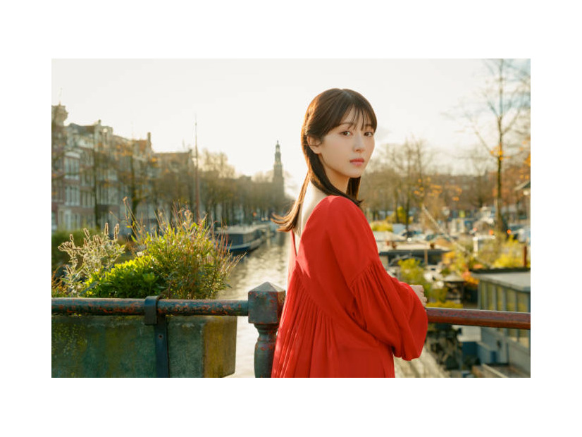 浜辺美波、美背中チラリの振り向きSHOT！最新写真集はオランダ・アムステルダムで撮影