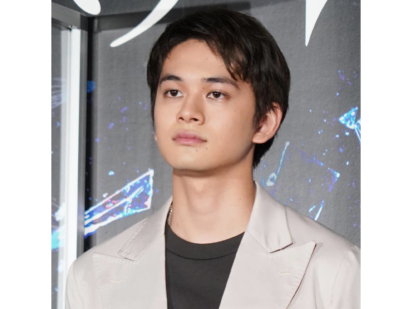 北村匠海、“運命を感じる”親友・伊藤健太郎が撮影したモノクロSHOTに「その顔好きだ」「いい写真すぎる！」
