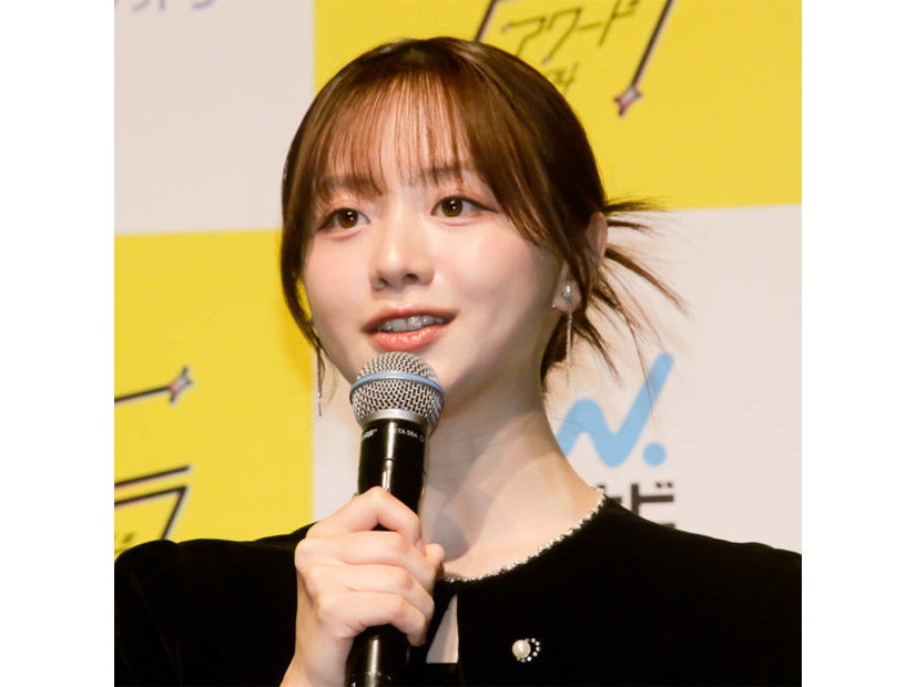 森香澄、美肩＆デコルテが眩しい肌見せドレスSHOTに絶賛の声「すごく綺麗」「ビジュつよ」