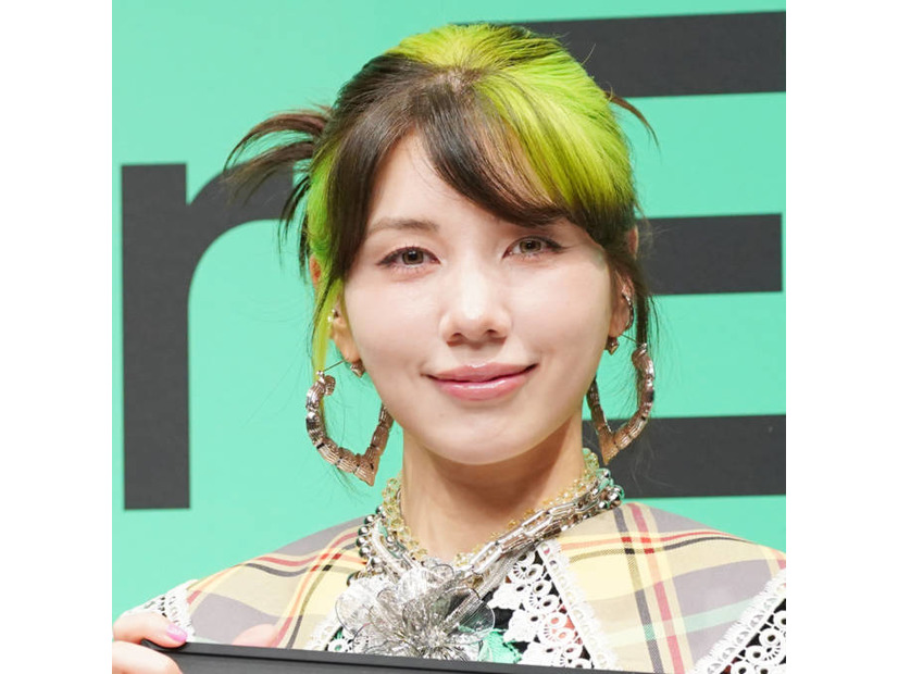 「透明感すごい」仲里依紗、GUCCIをまとった美麗ブルーコーデに反響「お肌がめちゃくちゃ綺麗」
