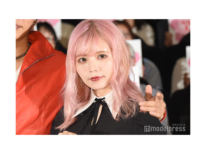 ピンクヘアの益若つばさ（C）モデルプレス
