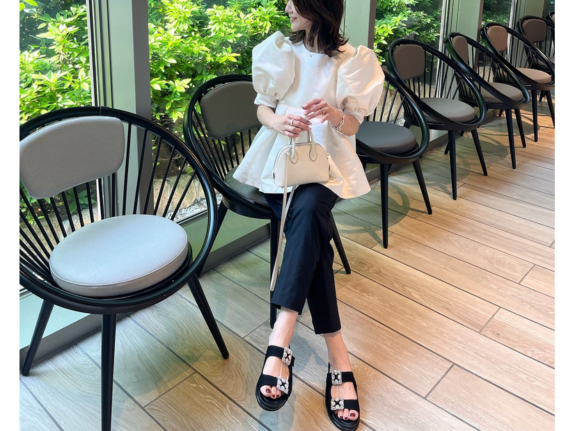 甘さときちんと感の絶妙バランス！パフスリーブ×黒パンツで好印象を狙って【40代の毎日コーデ】