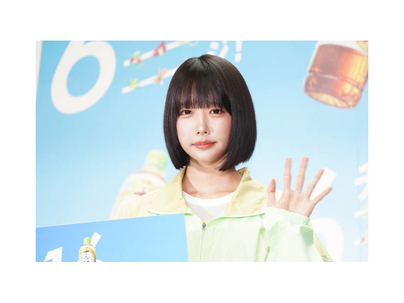 ano、爽やかなカジュアル衣装でイベントに登場！“フラフープチャレンジ”経て新垣結衣に尊敬のまなざし