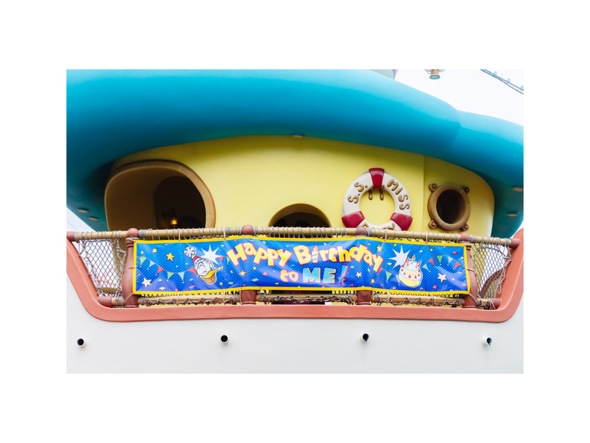ドナルドのバースデーをお祝いするデコレーションやグッズも登場！1日1回、期間限定のグリーティングドライブ