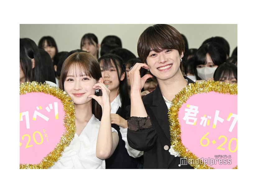 高校にサプライズで登場した畑芽育＆大橋和也（C）モデルプレス