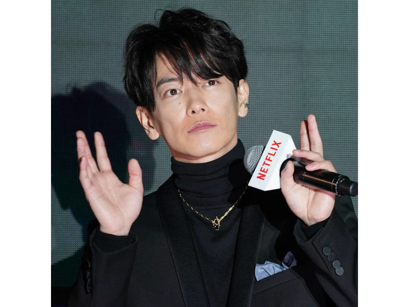 佐藤健、横顔の美しさ際立つ運転SHOTにファン悶絶「彼氏感たっぷり」「ドライブデートしてるみたい」