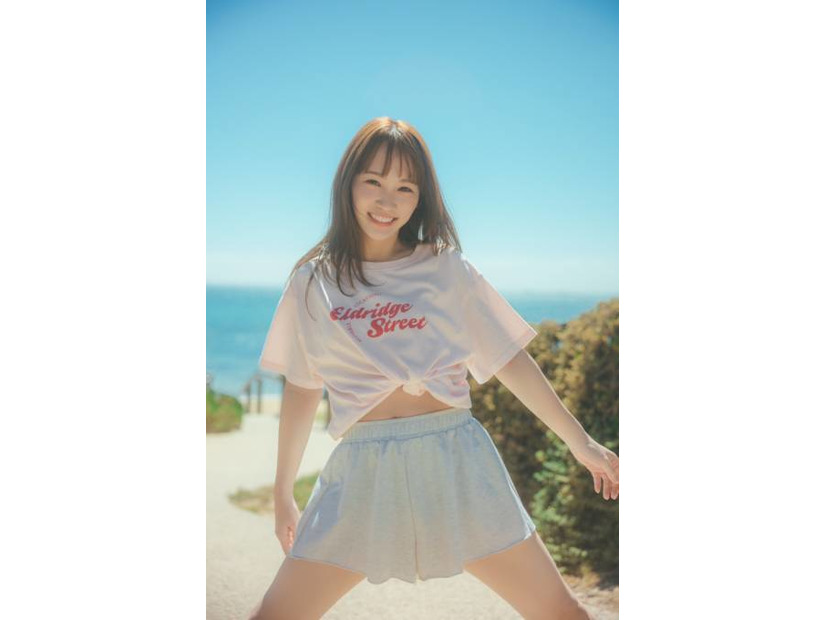 川栄李奈、ほっそりお腹チラリの眩しい笑顔SHOT！夏のオーストラリア・メルボルンで魅力が弾ける