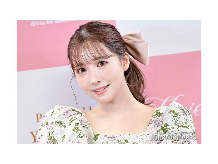 ロングヘアの三上悠亜（C）モデルプレス