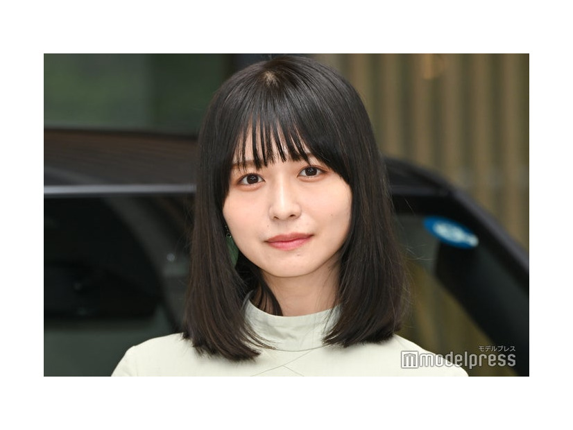 ストレートヘアの長濱ねる（C）モデルプレス
