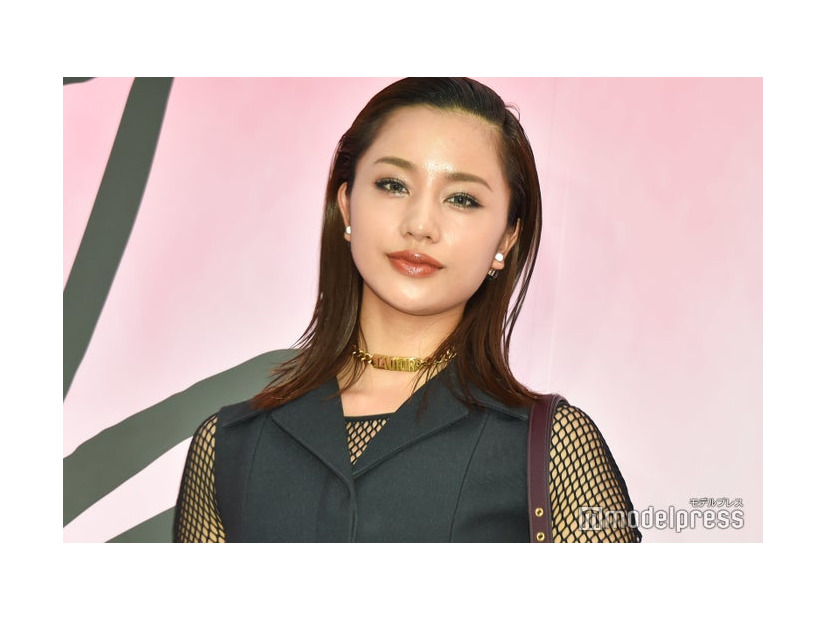 茶髪の高橋メアリージュン（C）モデルプレス