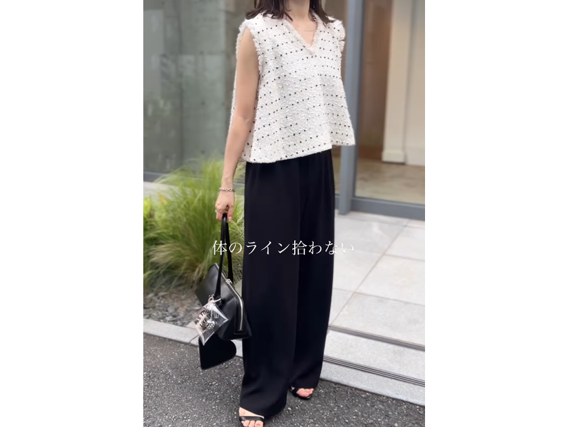 大人の甘めパンツコーデのお手本。体型カバーも計算済みの夏のモノトーン【40代の毎日コーデ】