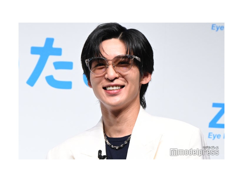 マネージャーを思い浮かべて“通勤用”サングラスをセレクトした目黒蓮（C）モデルプレス