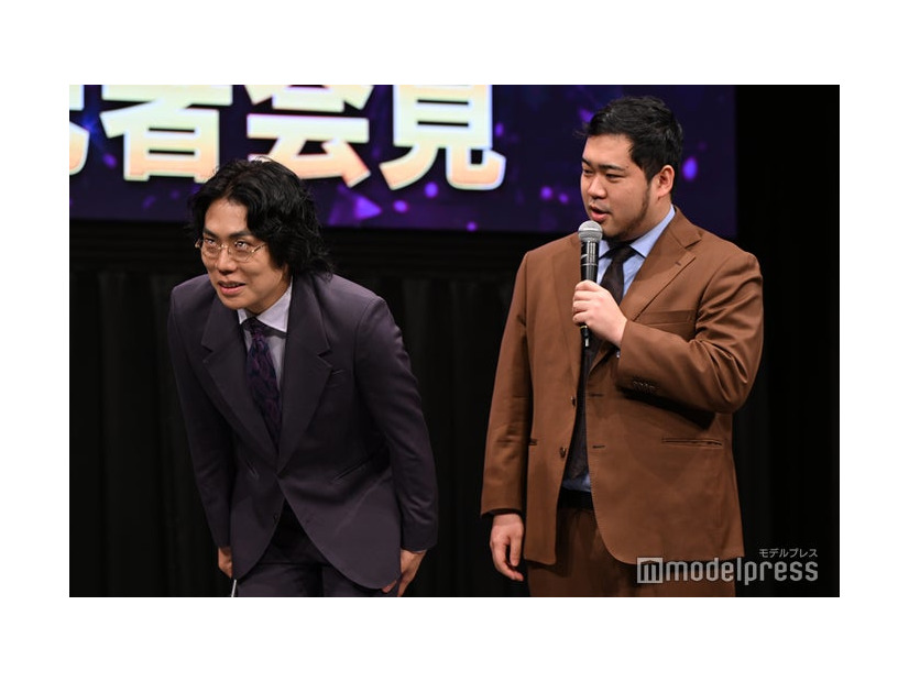 劇場で頭を下げる高比良くるま、松井ケムリ（C）モデルプレス