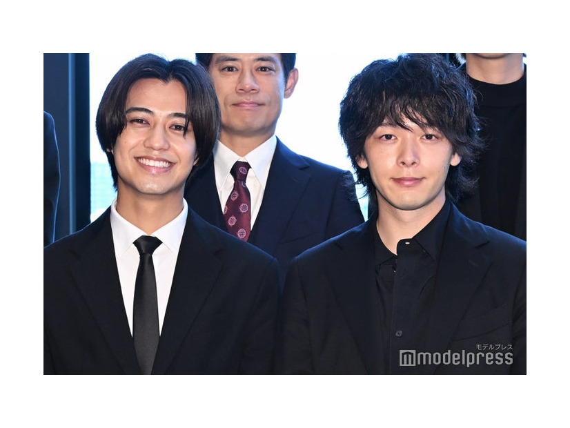 バディ感が日に日にマシマシバリ硬になっている高橋海人、中村倫也（C）モデルプレス