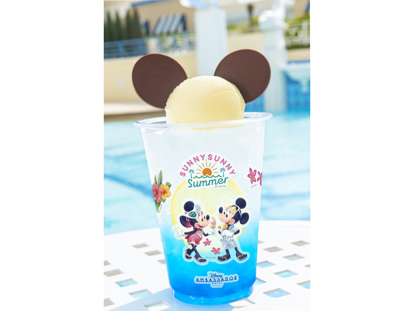 ディズニーアンバサダーホテルの屋外プールでは “SUNNY SUNNY Summer”をテーマにした夏らしいデザインのフォトスポットやスペシャルドリンクを提供
