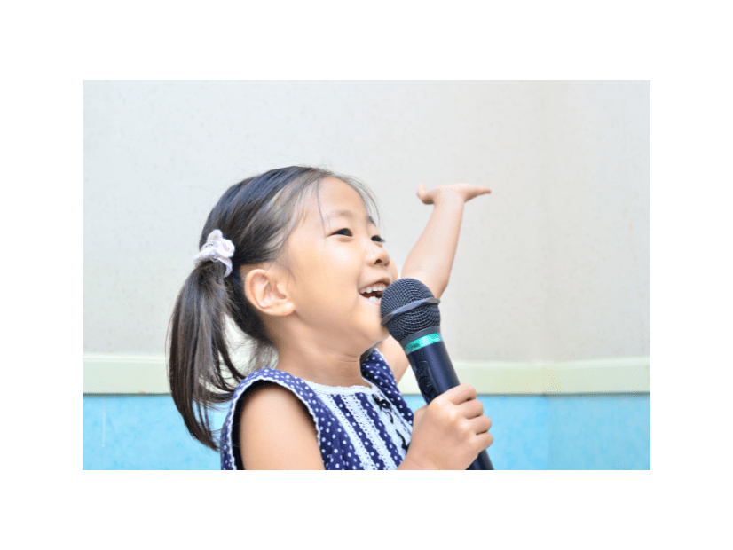 リビングで喧嘩する祖父母　すると、孫が歌謡曲を歌い始め…→「上手い」「ほっこりした」