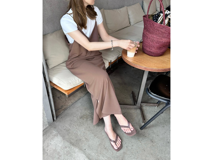 夏の王道キャミワンピ×Tシャツコーデ、40代はどう着こなす？【40代の毎日コーデ】