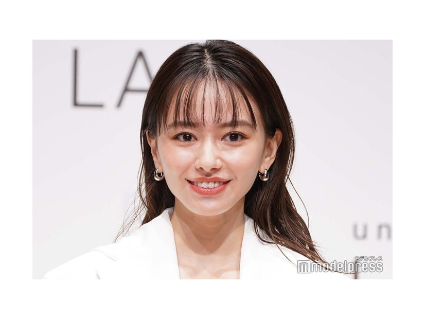 黒髪の山本舞香（C）モデルプレス