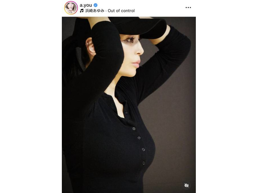 「凛々しい眼差し」浜崎あゆみ、美しい横顔のリハSHOTに反響「カッコよすぎる」