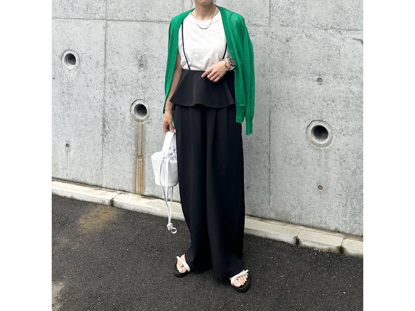夏カーデこそ鮮やかカラーが映える。大人が選びたいのは、こんな色【40代の毎日コーデ】