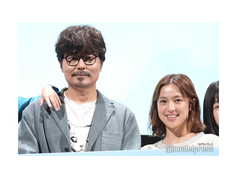 初共演で夫婦役を演じる小澤征悦＆中村アン（C）モデルプレス