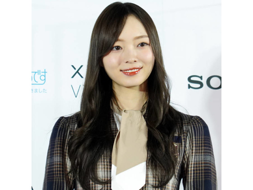 乃木坂46梅澤美波、美スタイル際立つ肩出しワンピSHOTに反響「振り向き美人」「めちゃくちゃ綺麗なお姉さん」