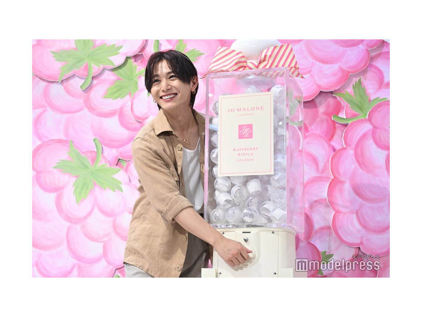 会場にあるガチャガチャを1番に回し嬉しそうな山田涼介（C）モデルプレス