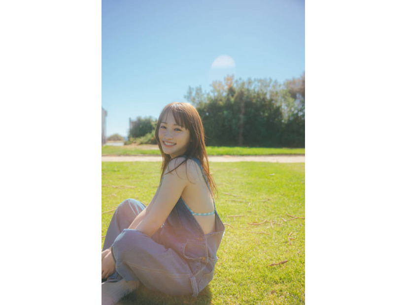 川栄李奈、ほっそり美背中がチラリ！明るい笑顔とヘルシーボディが映える水着SHOT披露