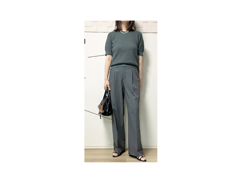 【ユニクロ】サマーニット×タックワイドパンツ。今夏のオフィスコーデに選びたい色とは【40代の毎日コーデ】