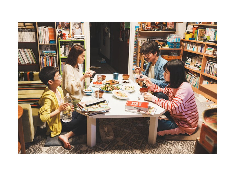 嶋田鉄太、中村アン、小澤征悦、渡邉心結「こんばんは、朝山家です。」第1話（C）ABCテレビ