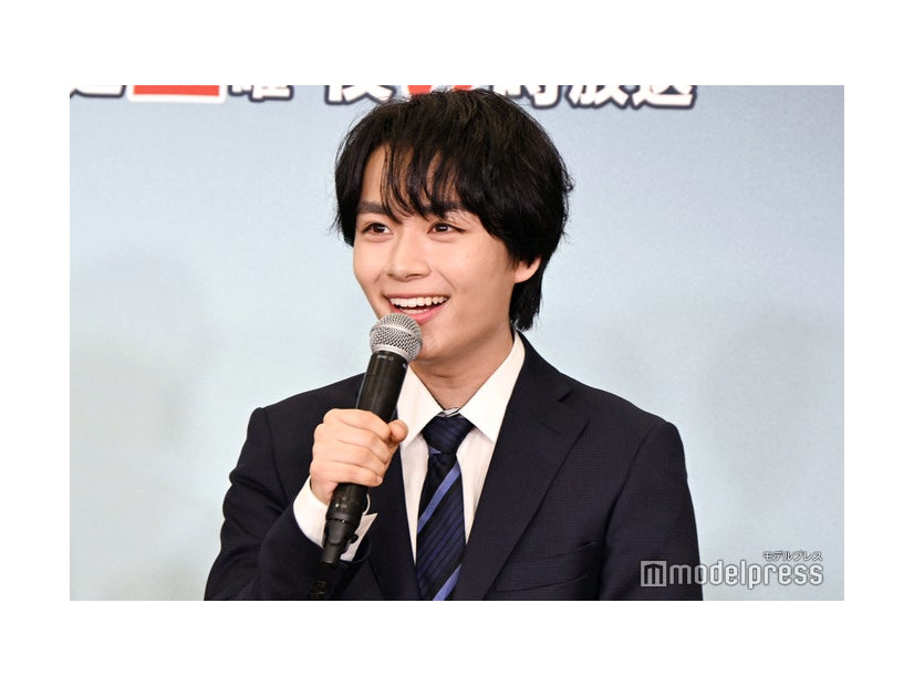 プライベートでも前髪を気にして写真を撮るアイドル・大西流星（C）モデルプレス