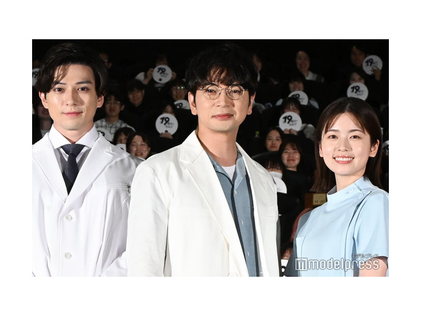 「19番目のカルテ」スペシャル舞台挨拶に出席した新田真剣佑、松本潤、小芝風花（C）モデルプレス