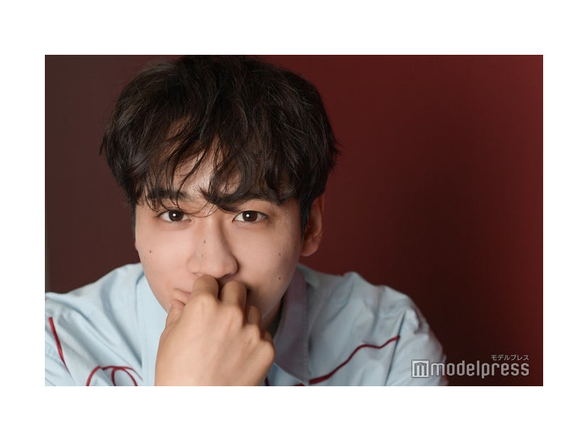 「めおと日和」で演じた“深見龍之介”のようにカメラを見つめてくれた小関裕太（C）モデルプレス