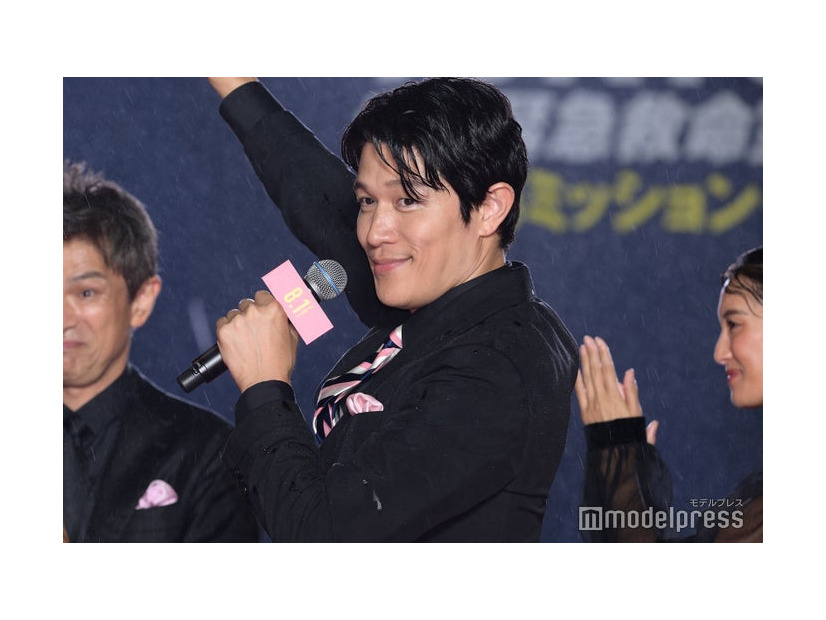 “推し変”を報告した鈴木亮平（C）モデルプレス