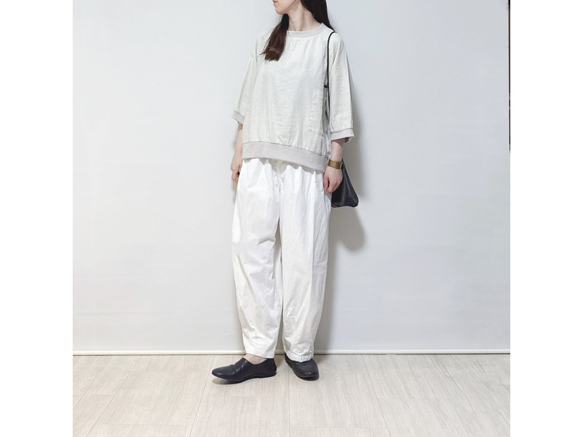 夏に心地いいナチュラルトーンのゆるリラックス服。大人に映えるコーデにするには？【40代の毎日コーデ】