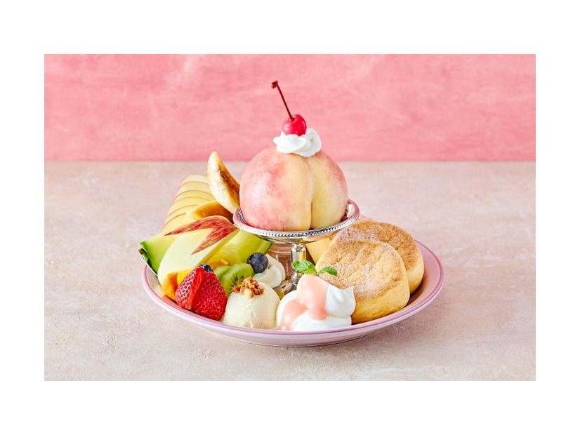 奇跡のパンケーキ まるごとピーチアラモード税込2,178円／提供画像